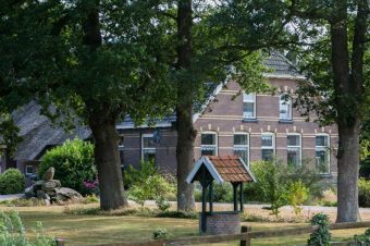 Elsenhoeve boerderij vakantiewoning tuinpad Wapserveen